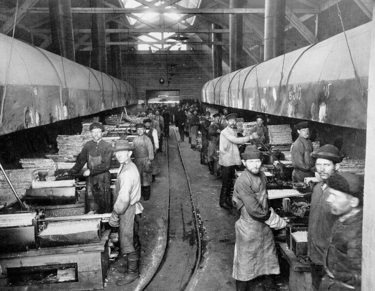 путиловский завод в петербурге 19 век. обуховский завод 1941. трактор большевик обуховского завода. путиловский завод в петербурге 1917. заводы англии 20 век 1 мировая.