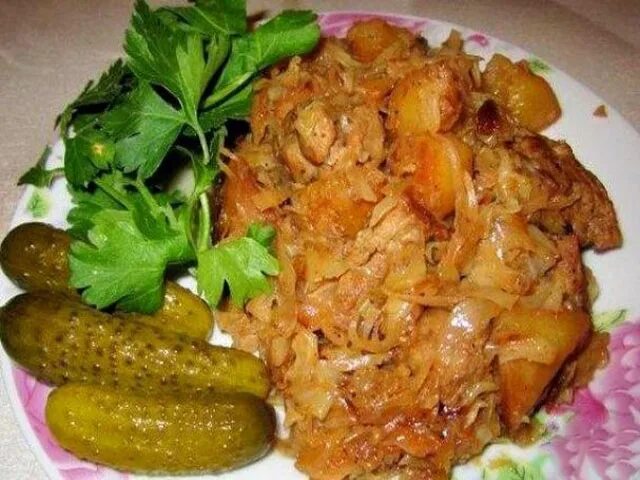 Тушеная картошка с капустой и свининой. Тушёная капуста с картошкой и мясом. Свинина с картошкой и капустой. Картошка с квашеной капустой. Свинина с картошкой и капустой тушеная.