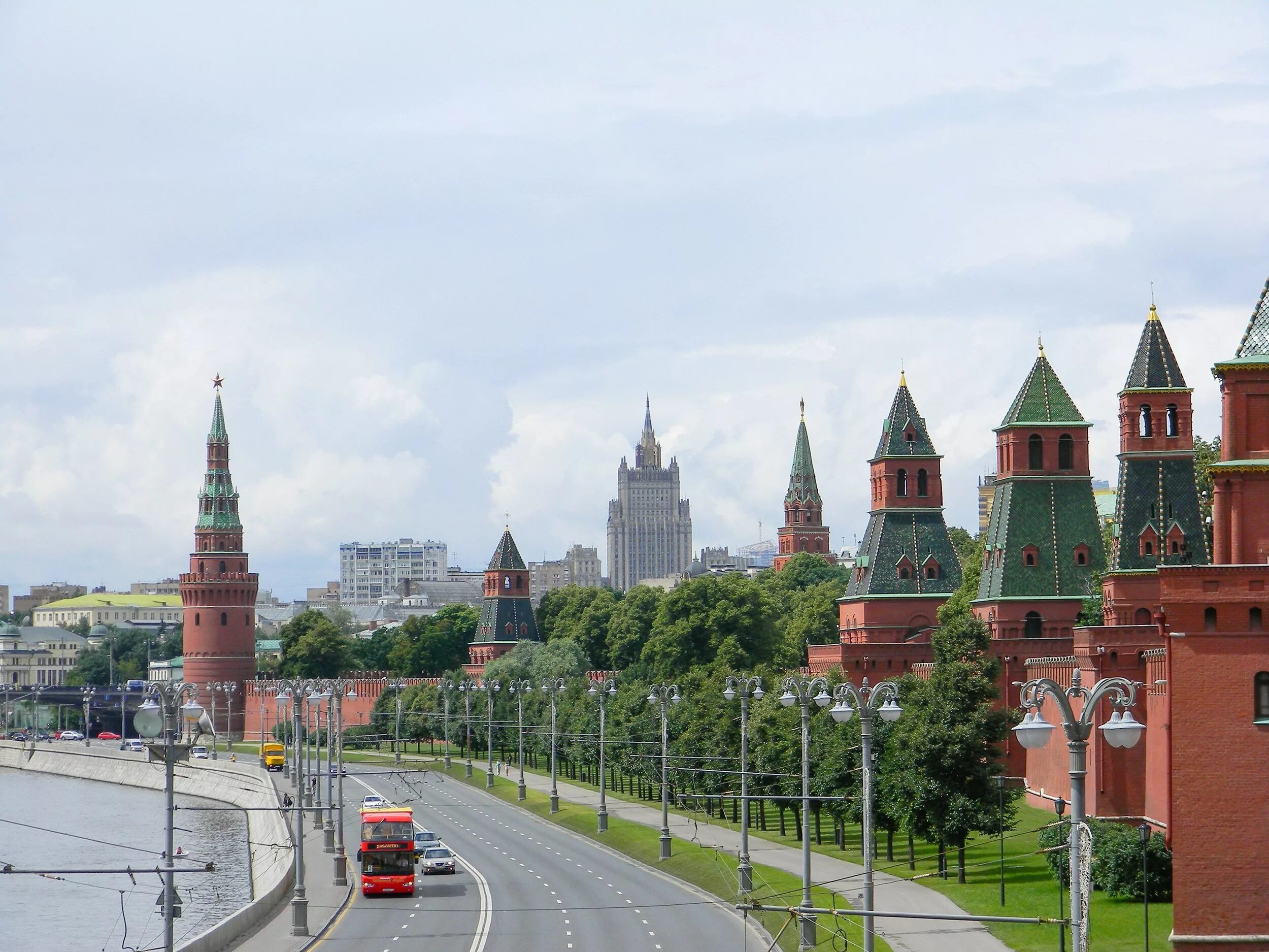 Кремлевская набережная Москва. Кремлевская набережная Москва достопримечательности. Красная площадь Кремлевская набережная. Московский Кремль лиственница.