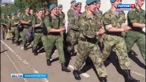 Строй поет