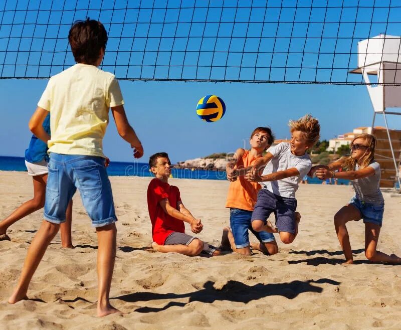 Пляжный волейбол дети. Волейбол на пикнике. Playing volleyball is fun. Пляжный волейбол. Волейбол на пляже.