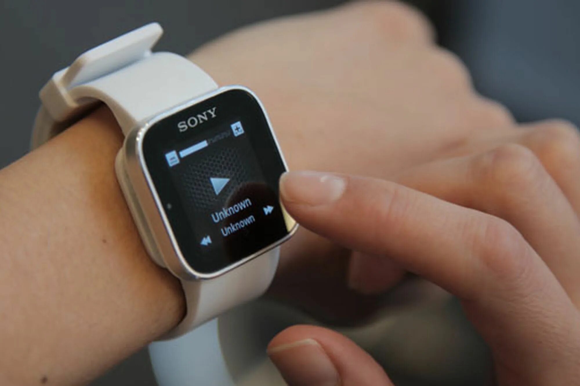 Как слушать через часы. Смарт часы комплект. наручные часы сони. sony smartwatch 3 металл. смарт часы сони 2015.