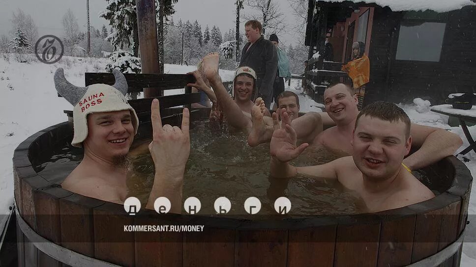Обливное ведро для бани. Обливание холодной водой в бане. После парилки в холодную воду. После парилки в холодную воду. Бочка в баню для купания.