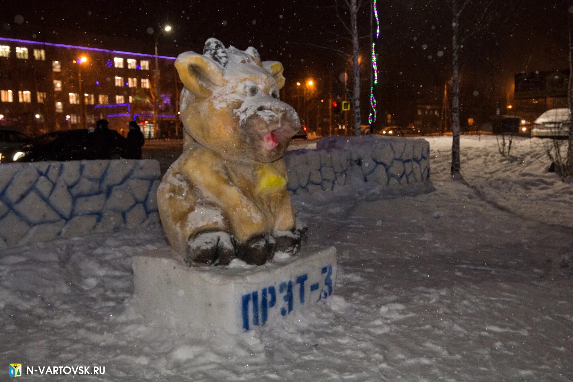 Городок нижневартовск. Снежные скульптуры в Нижневартовске. Зимний городок Нижневартовск. Зимние городки в Нижневартовске. Нижневартовск новогодний городок.