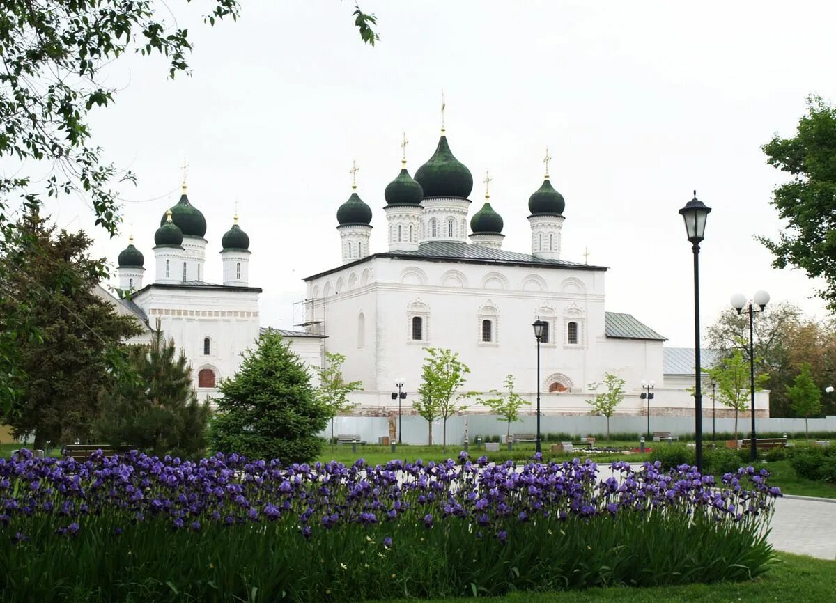 Троицкий монастырь астрахань. Собор монастыря троицы живоначальной астраханского кремля. Астраханский кремль собор троицы живоначальной. Троицкий собор астрахань внутри. Троицкий собор астраханского кремля.