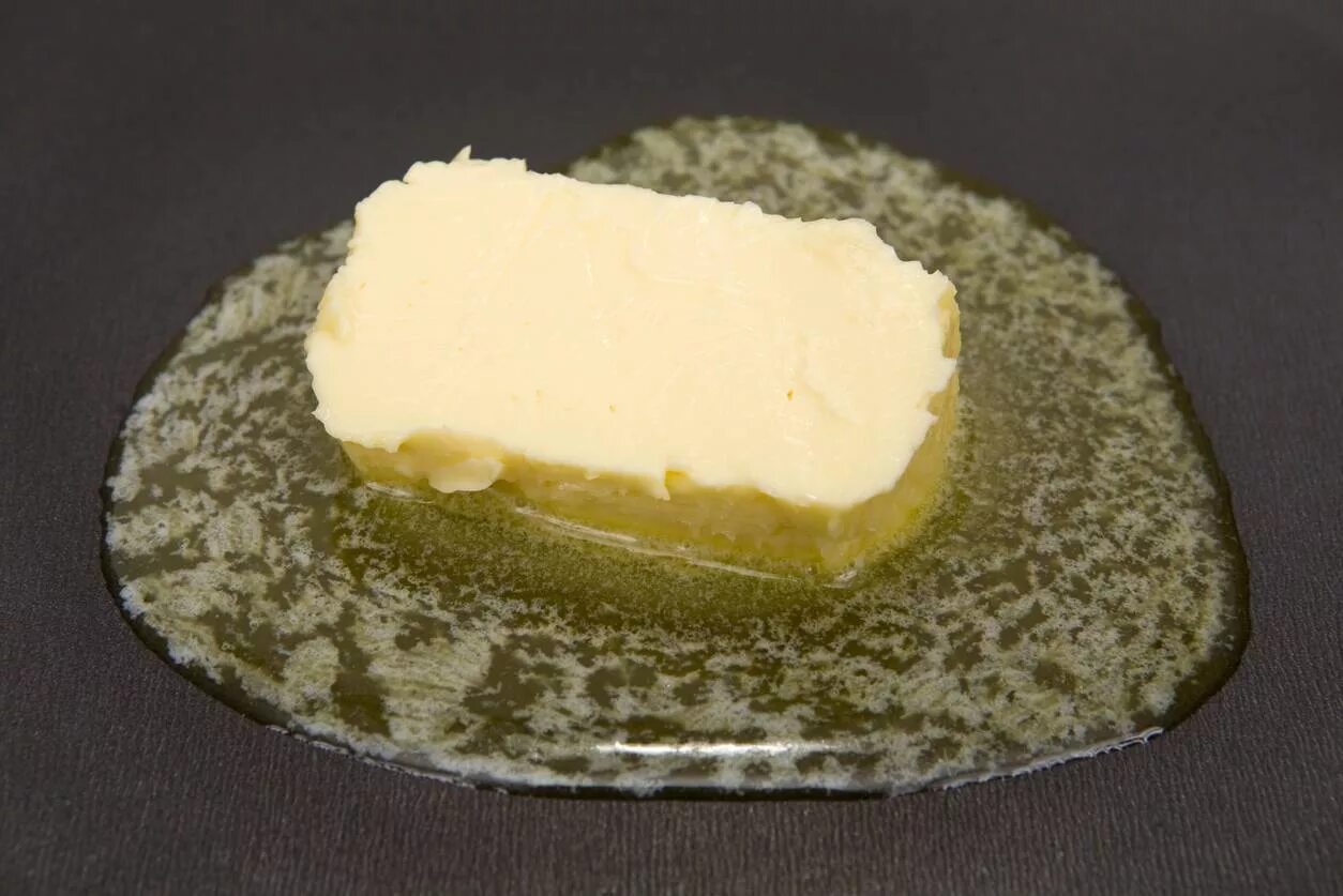 Растаявшее сливочное масло. Констинтенция слоеного теста. Сливочное масло плавится. Растопленное сливочное масло. Сливочное масло тает.