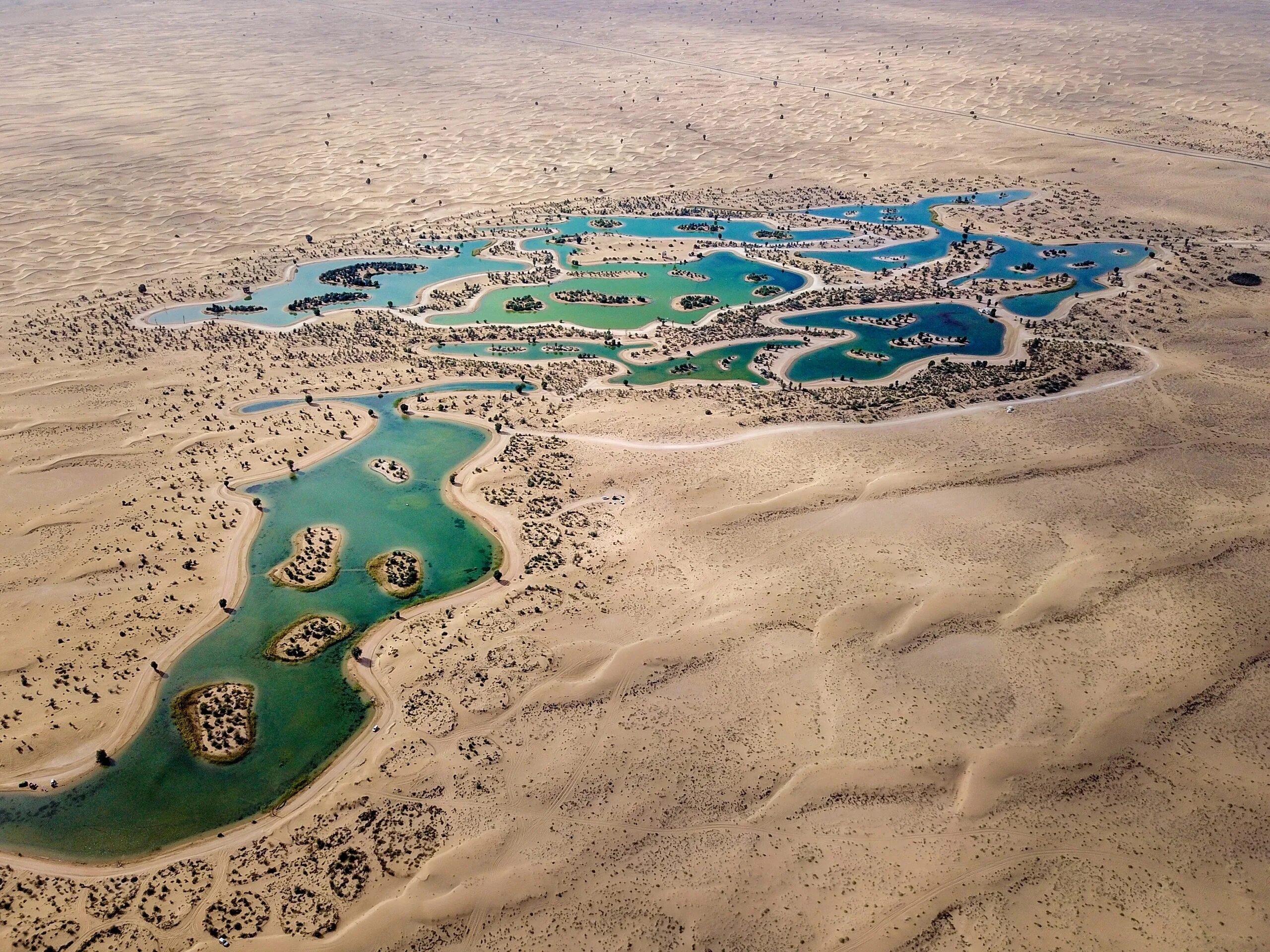 Al wathba lake. Рас-эль-хайма розовое озеро. Соленое озеро абу даби. Соленое озеро абу даби. Красное озеро греция локрида.