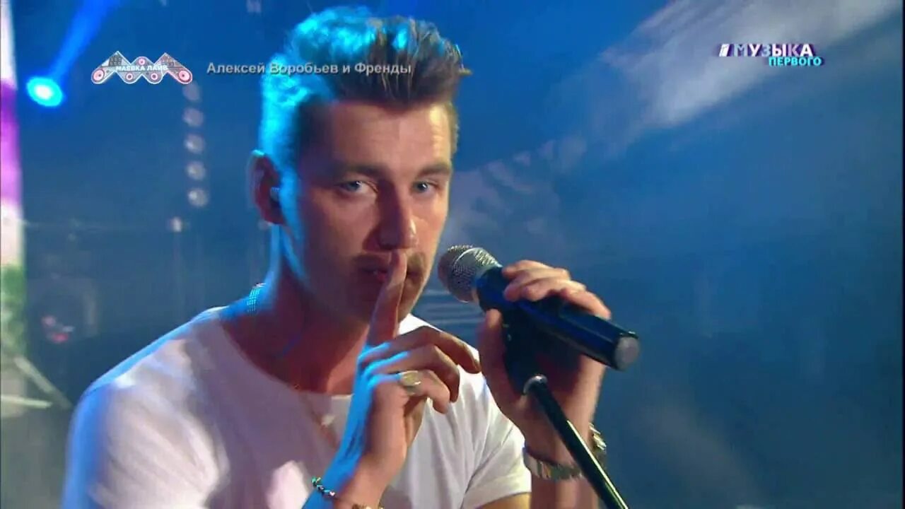 Песня елка алексея воробьева. Новый клип воробьева. Музыка первого новый год. Певец сумасшедшая но она моя. Новогодний телеканал мир.