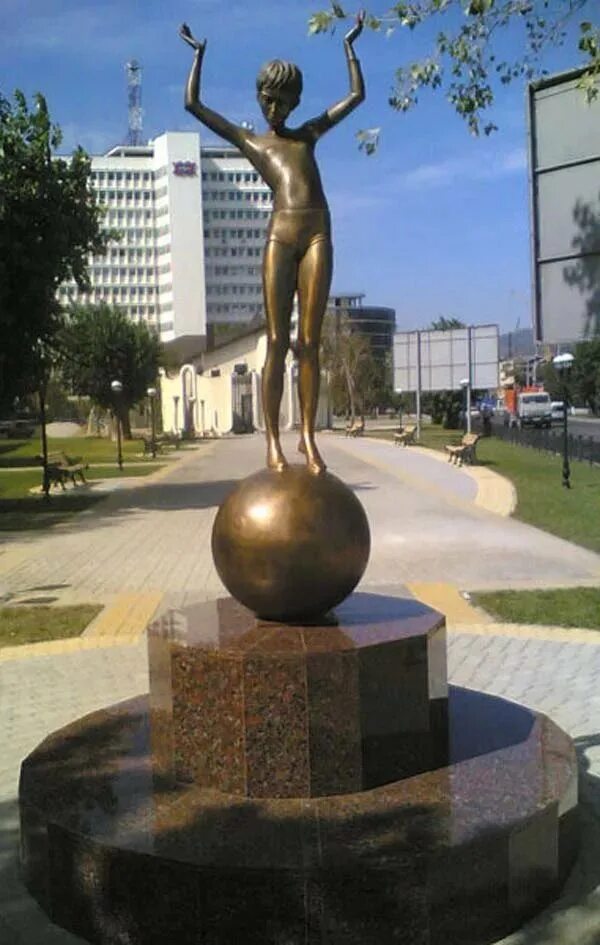 Скульптура девочка на шаре Новороссийск. Памятник девочка на шаре Новороссийск. Пикассо девочка на шаре. Пикассо девушка на шаре. Девушка на шаре 18