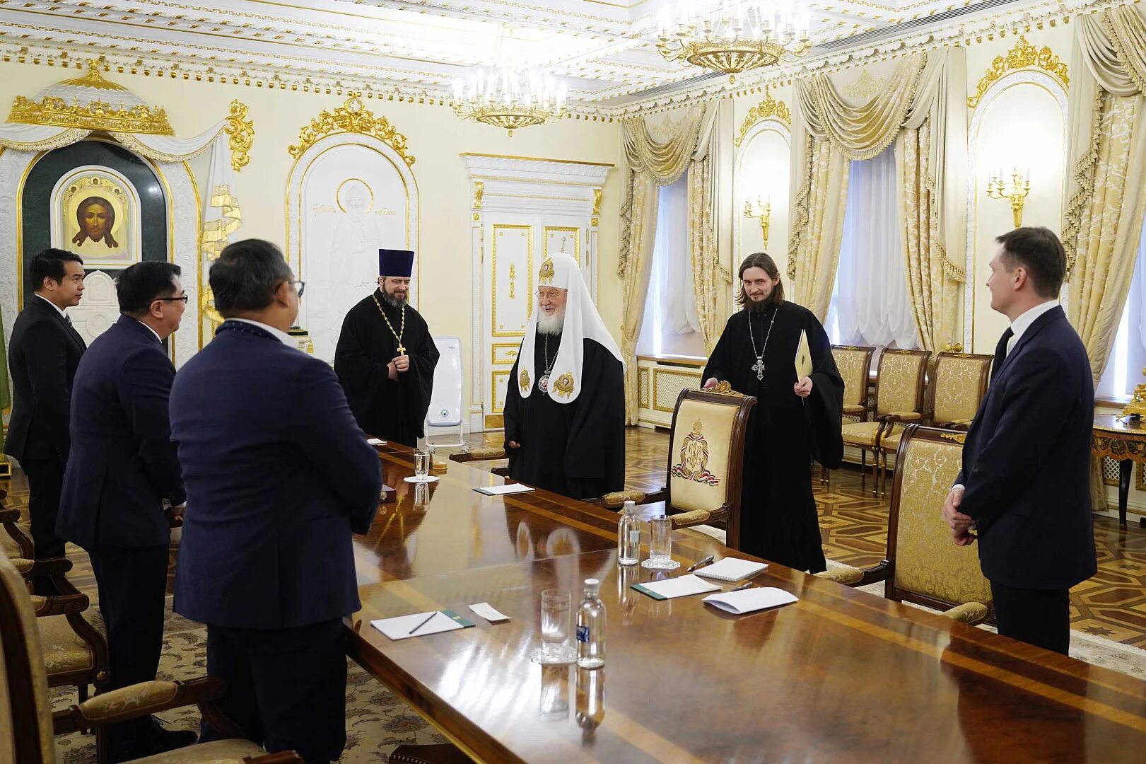 Встреча св. Патриаршая и Синодальная резиденция в Даниловом монастыре. Мужской хор Синодальной резиденции Святейшего Патриарха 2002. Синодальной резиденции в Даниловом монастыре в Москве.