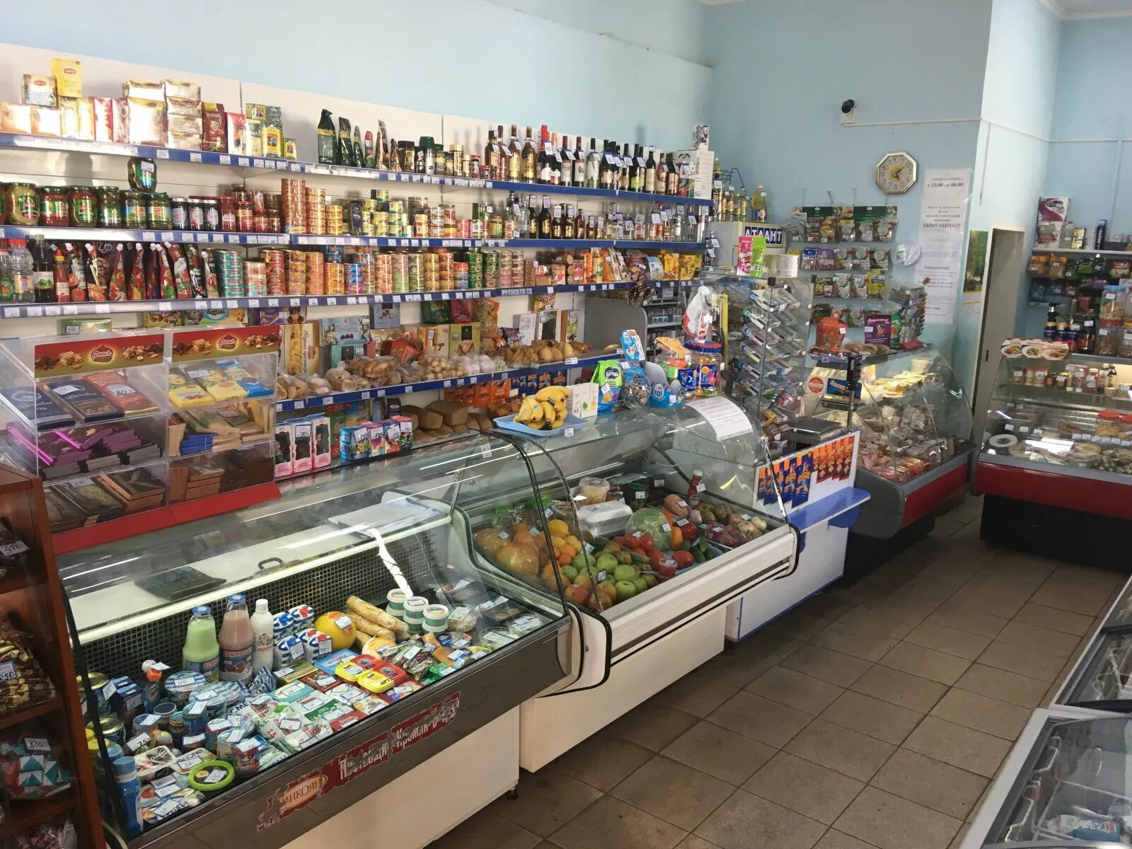 Индивидуальный магазин. Небольшой магазин продуктов. маленький магазин продуктов. частный продуктовый магазин. магазин продукты маленькие.