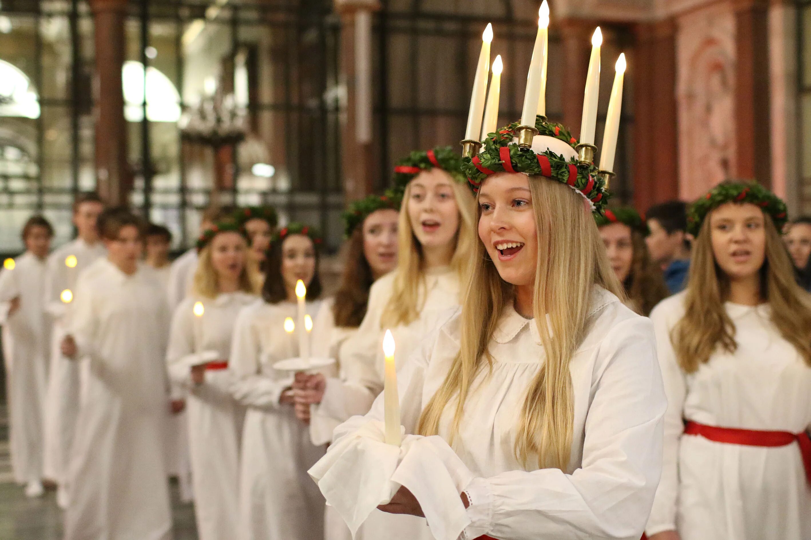 Света швеция. Королева света лючия в швеции. святая лючия швеция. святая люсия в швеции.