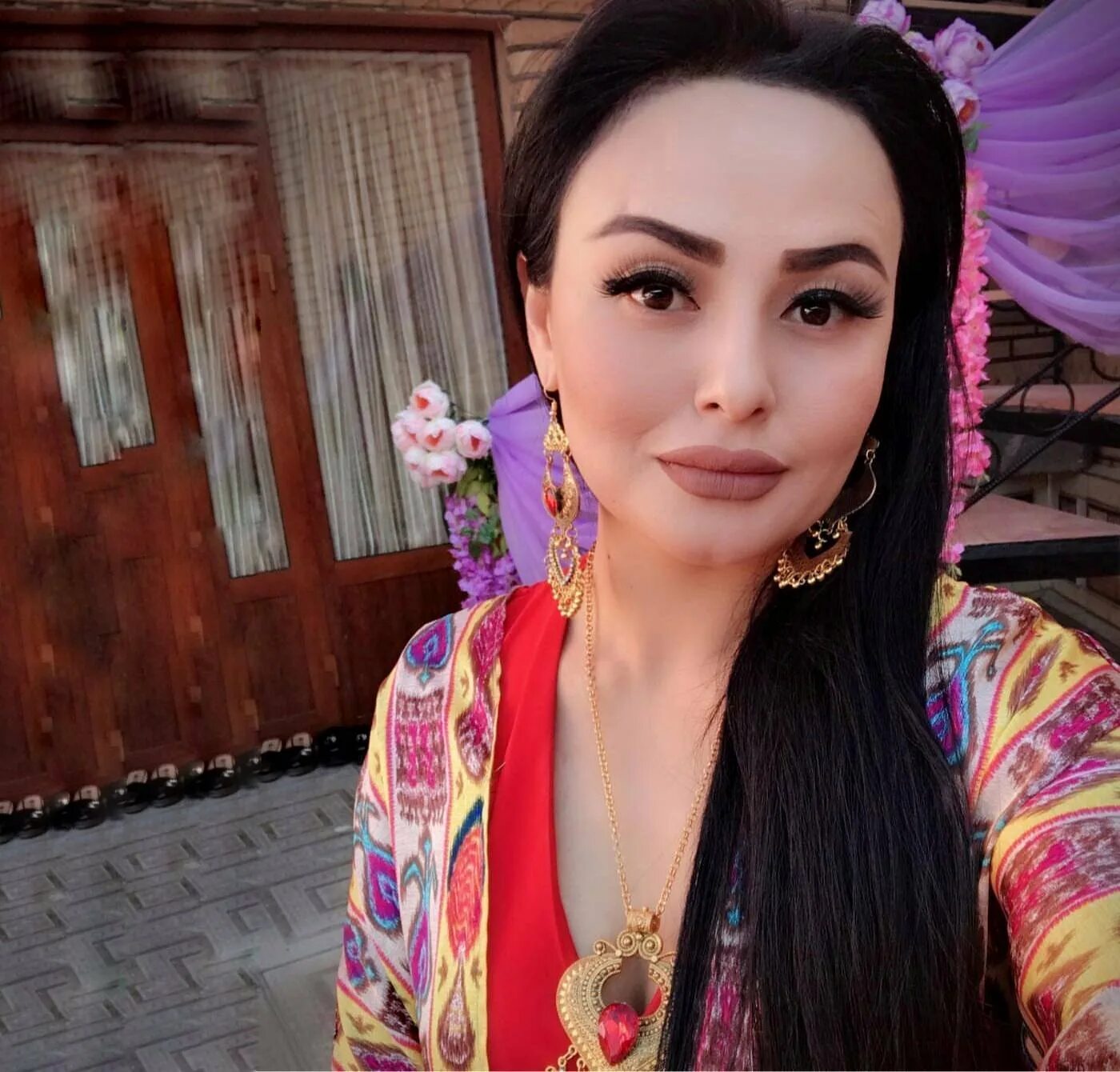 Паризода усманова тик ток. O zbek video. O zbek video. Чакан дизайнер хуршед. Уйгурка mahire emet.