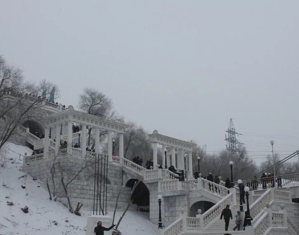 Мост через урал фото. Пешеходный мост через реку Урал Оренбург. Мост реки Урал в Оренбурге. Набережная реки Урал Оренбург. Оренбург мост Европа Азия зима.