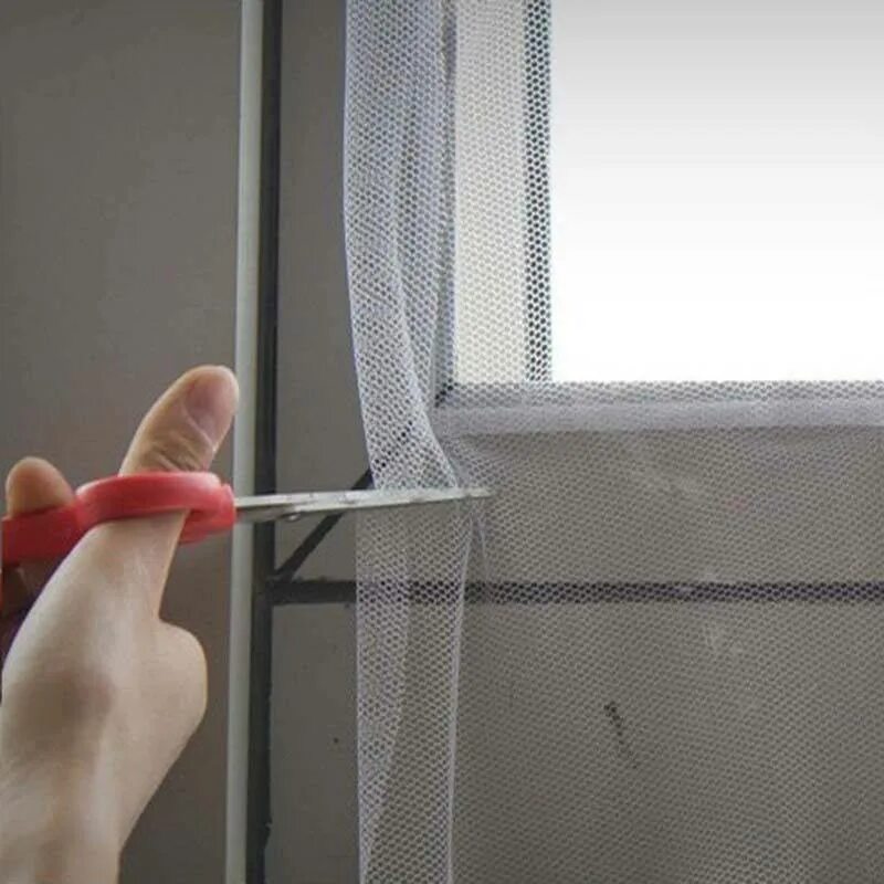 Как вставить сетку в пластиковое окно. Москитная сетка. Москитные сетки на окна. Сетка на окно. Сетки на пластиковые окна.