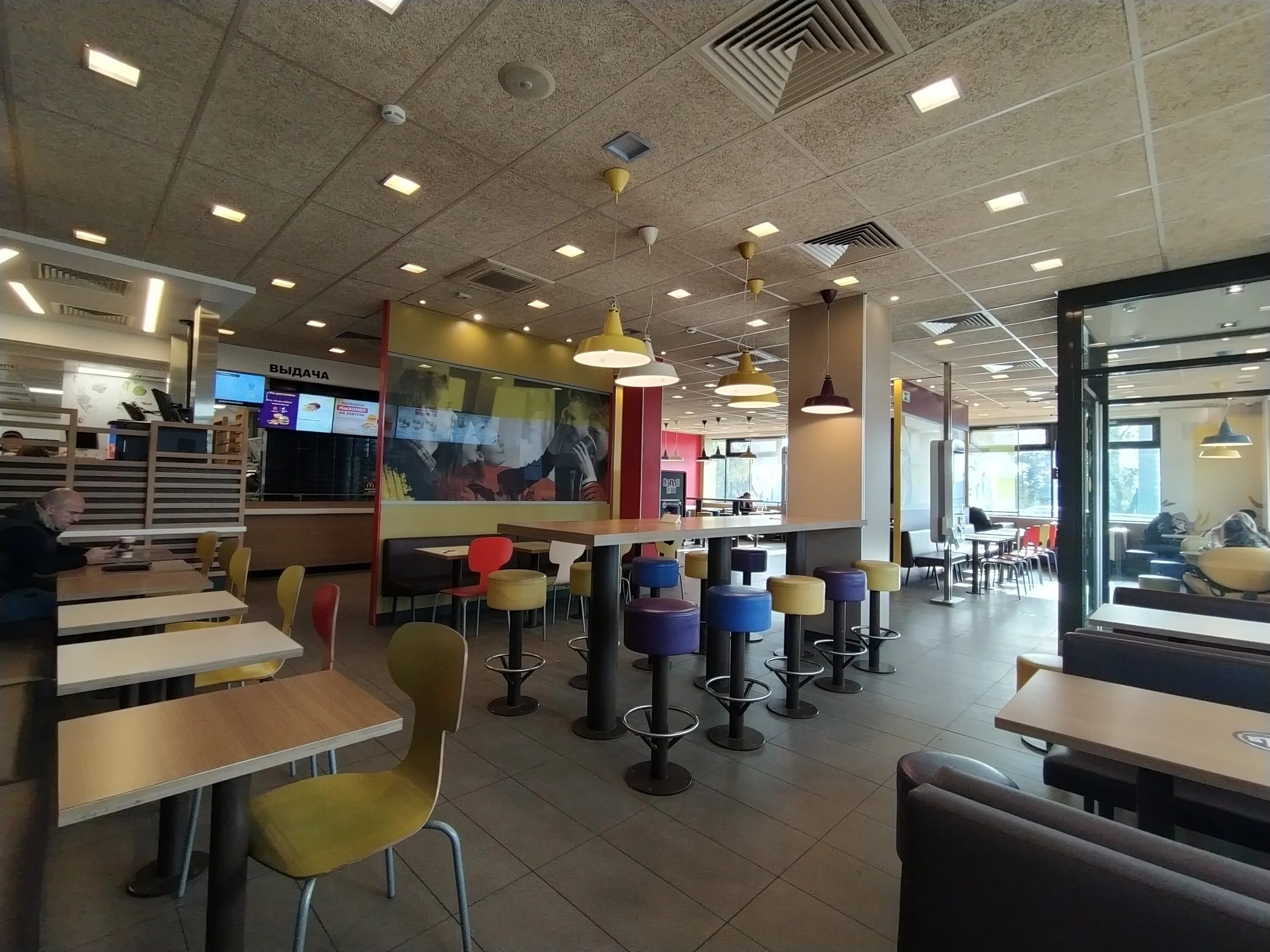 Макдональдс ночью. Макдональдс орел. Макдоналдс с орлом. Макдональдс волжский. Макдональдс орел.