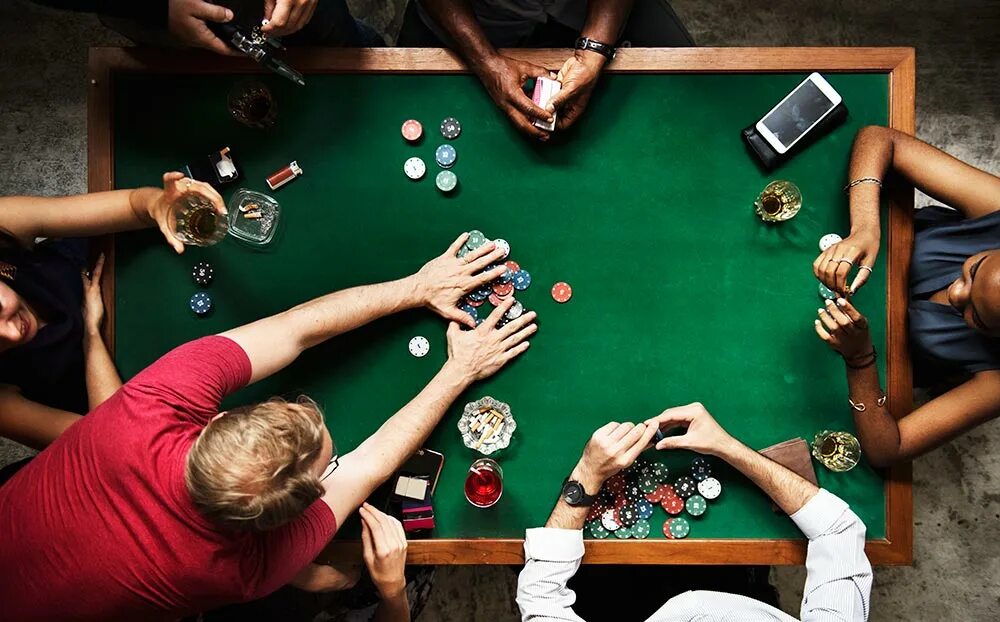 Покер. Фотосессия в казино. Люди играющие в Покер. Покер картинки. Старинная азартная игра с бросанием