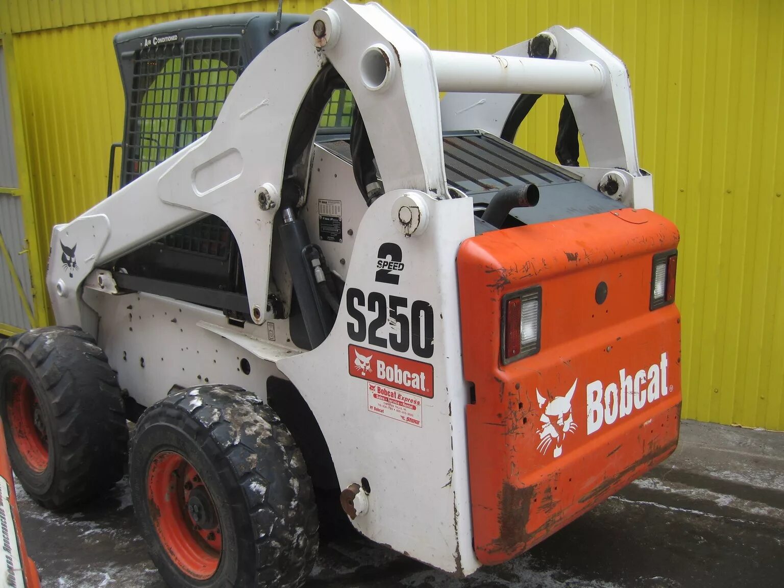 Мини бобкэт купить. Мини погрузчик Bobcat s250. Мини погрузчик Бобкэт 250. Bobcat s250 Turbo. S175 Bobcat бортовая.