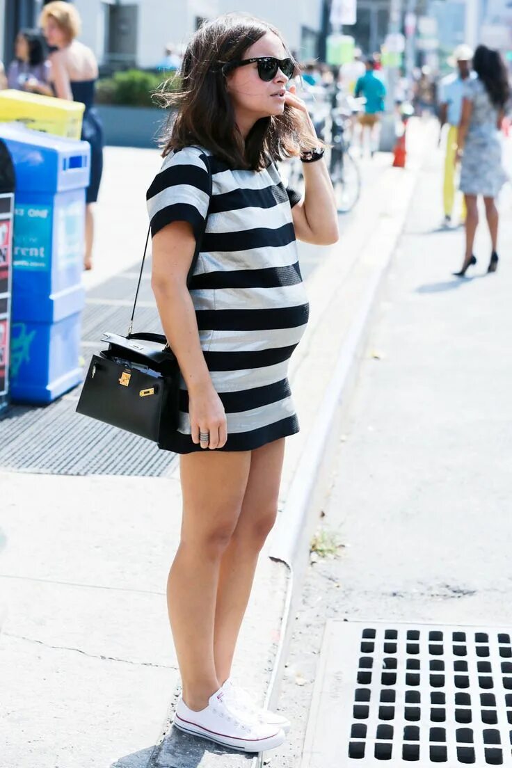 Лук можно беременной. Стильные беременные. Street Style для беременных. Беременные звезды уличный стиль.