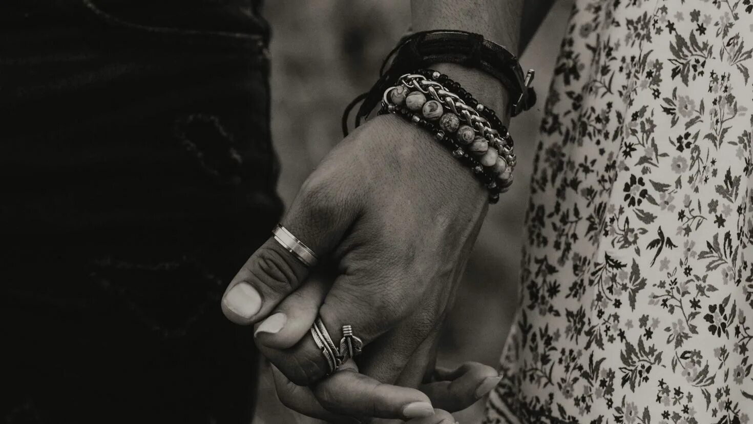 Черный и белый лбов. Руки любовь. Красивые чёрно-белые картинки о любви. Черно белые картинки любовь. Пара руки чб.