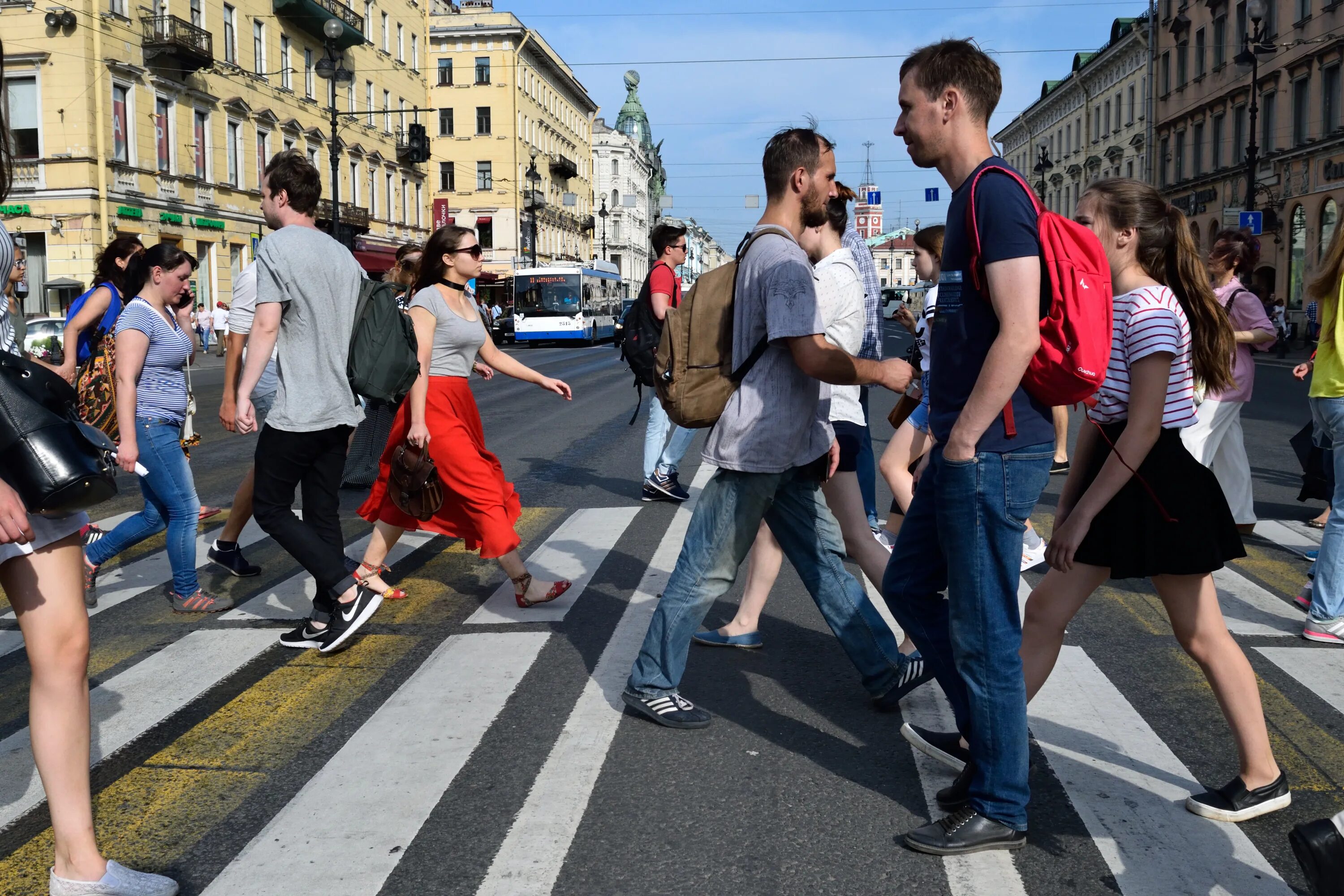 Кинотеатры на невском проспекте санкт петербург. Люди на Невском. Девушки на Невском проспекте.