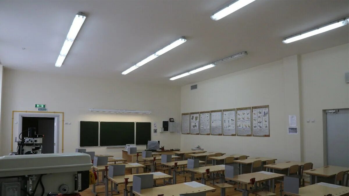 Включи свет кабинета. Искусственное освещение в школе. Освещение в школьных классах. Освещение кабинета в школе. Светильники в школьный класс.