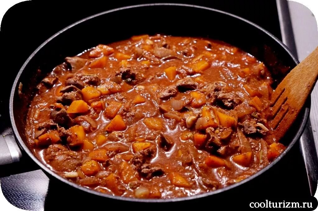 Вкусно куриная печень с подливкой. Печень в томатном соусе. Куриная печень в томатном соусе. Печень в томате. Печень куриная с томатной подливкой.