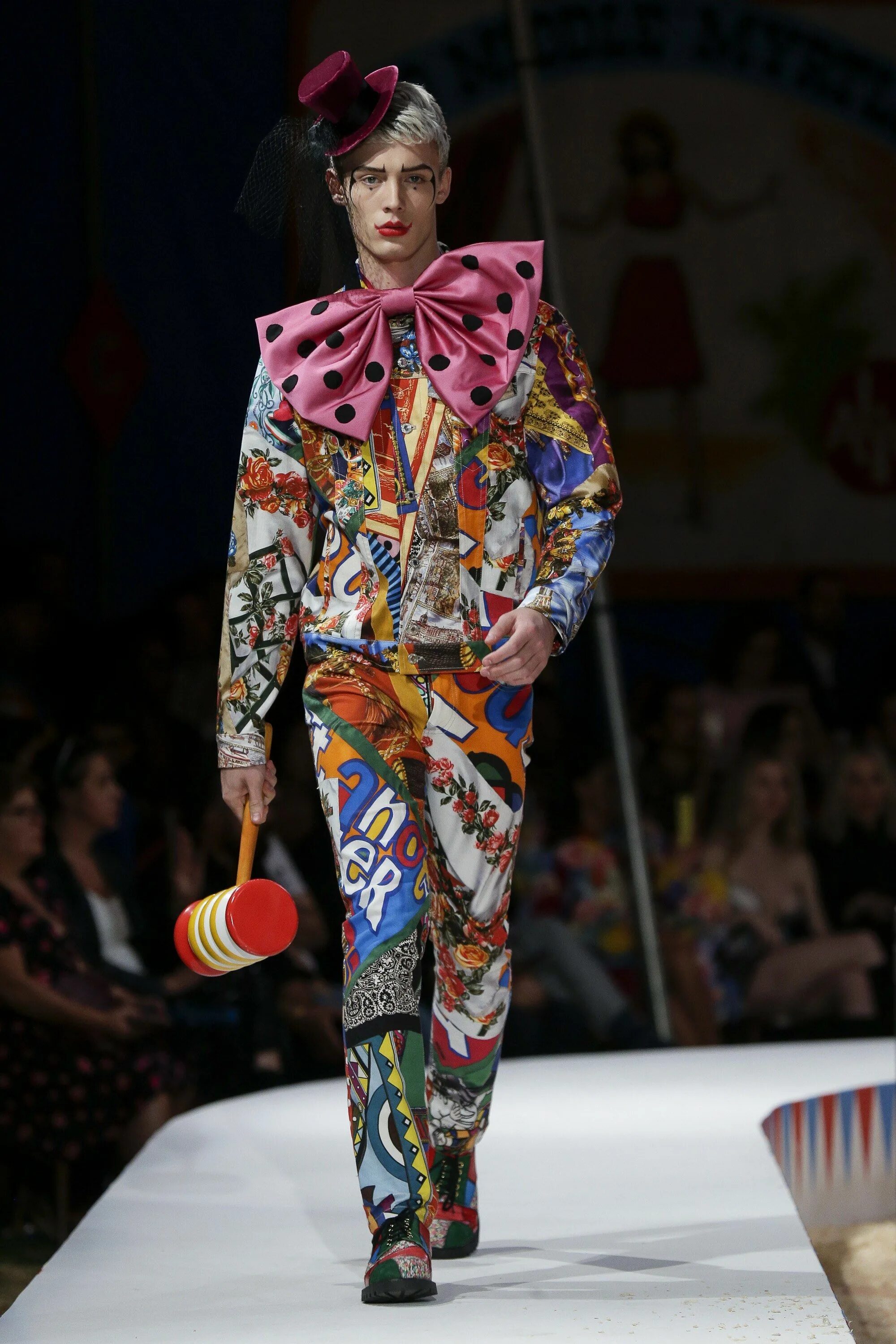 Китч 2021. Коллекция гуччи 1999. Версаче кампейн. Китч в одежде. Анна кливленд moschino spring.