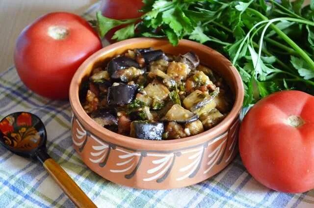 жаркое в горшочках с мясом. рагу в горшочках. баклажаны в горшочках. картошка баклажаны в горшочках. грузинская кухня чанахи.