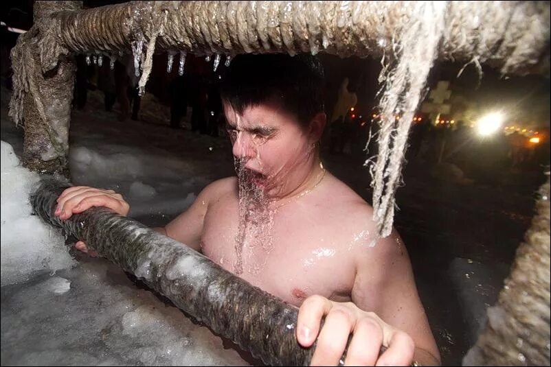 Окунание в прорубь. Купаются в проруби на крещение. Зимние купания в проруби. Смешное купание в проруби. Зимнее купание.