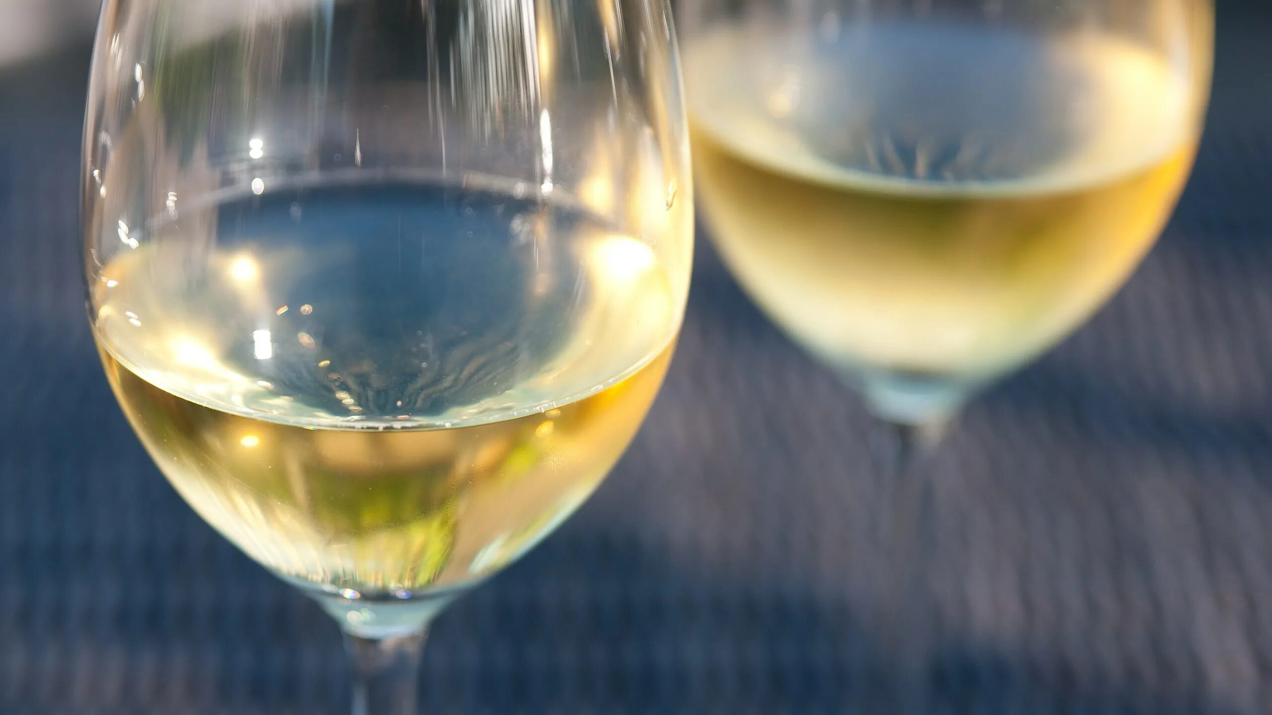 Пино Гриджио вино. Белое вино в бокале. Белое вино Эстетика. Бокал для белого вина. Белое вино кур