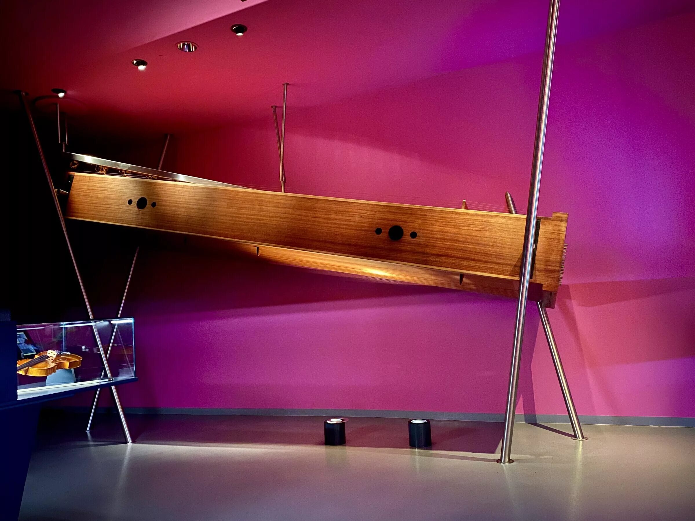 уютная комната на чердаке. человек с наушниками. комната музыканта. Klipsch hi end акустика. музыка под дом.