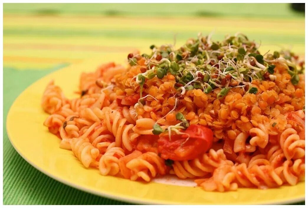 спагетти с подливкой. макароны из чечевицы. макароны из чечевицы. острый вермишель.