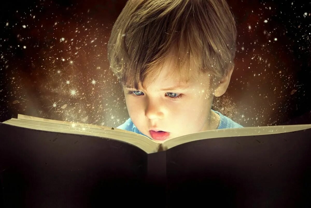 Мальчик читает домов. Ребенок читает книгу. книги для детей. мальчик с книжкой. книга для мальчиков.