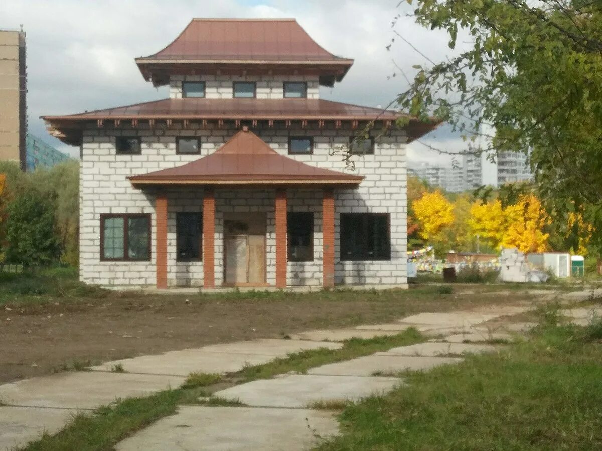 Малое здание буддийского храма москва. Буддистский храм в москве отрадное. Первый буддийский храм в москве. Буддийский храмовый комплекс тубден шедублинг, москва. Буддийский храм в москве храм.