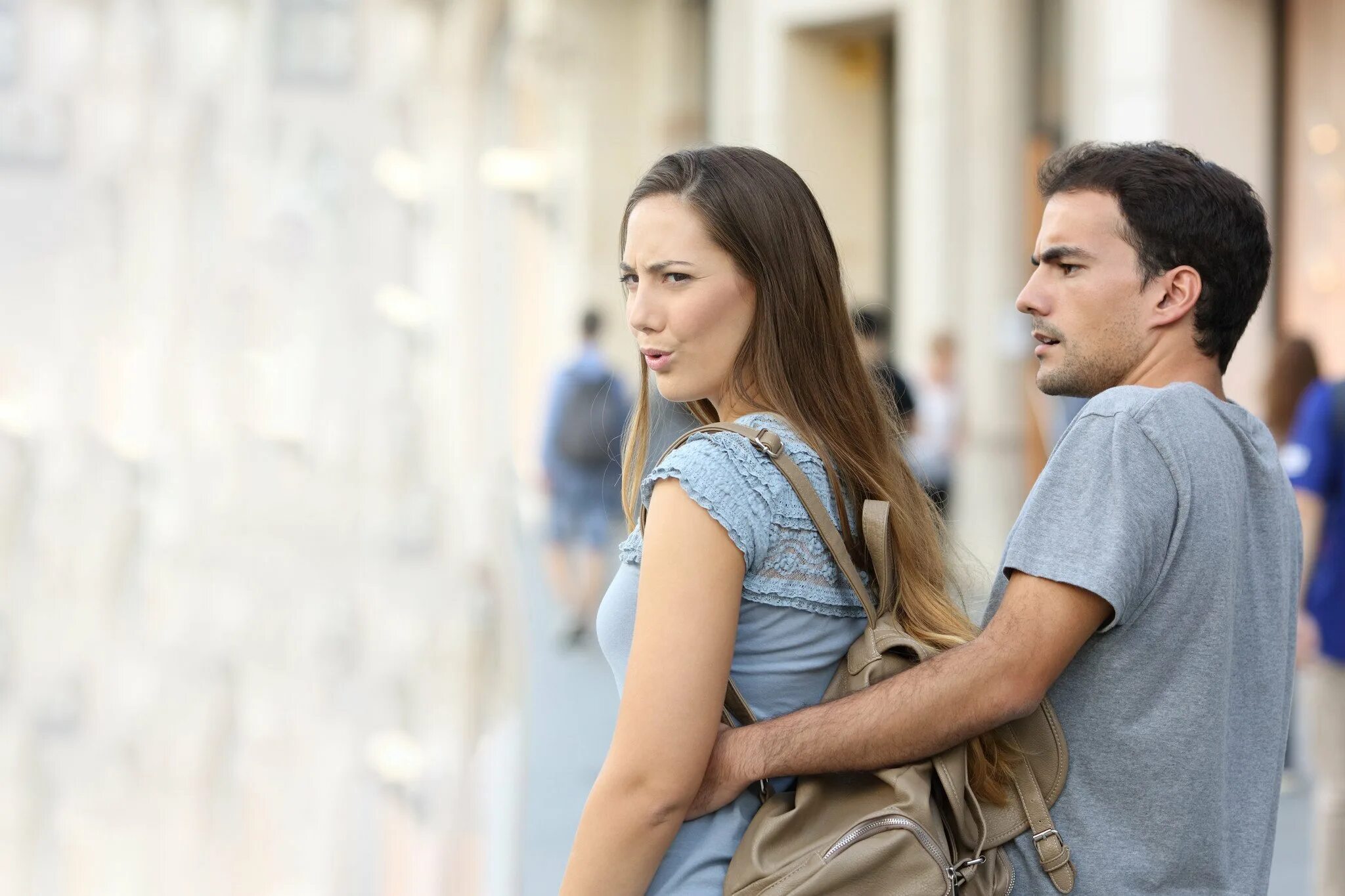 Я обернулся. Take a look at my boyfriend. Парень объясняет девушке. Романтические драмы. Take a looking my girlfriend.