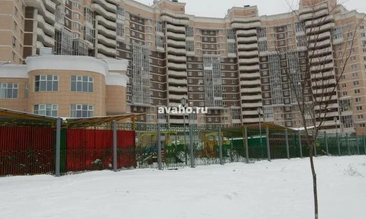 Дом теплые края. Микрорайон теплый астрахань. Красивые новостройки. Дом теплые края. Дом в стиле фармхаус россия.