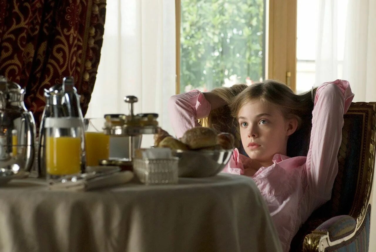 фильм про семью. видео где девочка живет. софи тернер тринадцатая сказка. кука фильм кадры. диана сеттерфилд тринадцатая сказка.