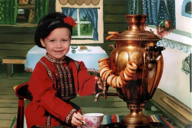 Чаепитие с самоваром. В гостях у бывшей работы. Старушка у окошка. Дайана денгель счастливая семья. Деревня семейного счастья.