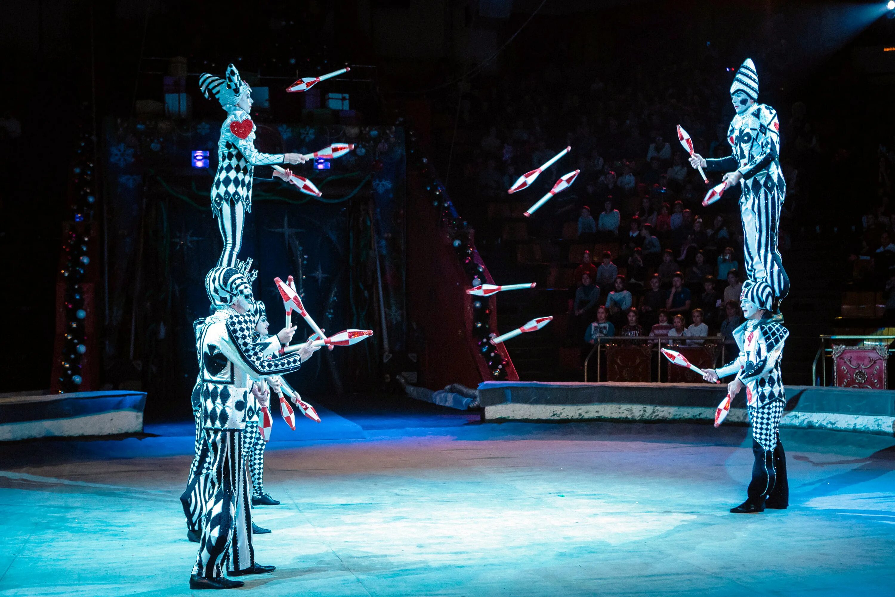 цирковая студия госцирка удмуртии. люди выступающие в цирке. цирковые акробаты. люди выступающие в цирке. люди выступающие в цирке.