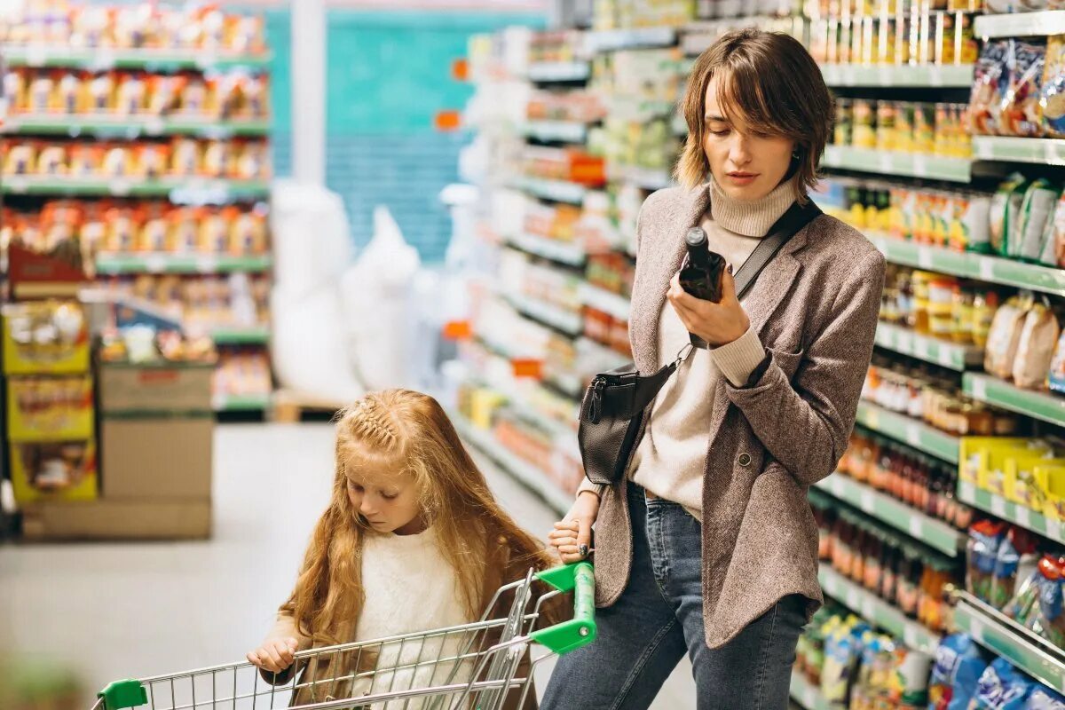 Женщина с ребенком в магазине. Market change. Девочка с продуктовой корзиной. Мама на базаре. Фрукты для детей.