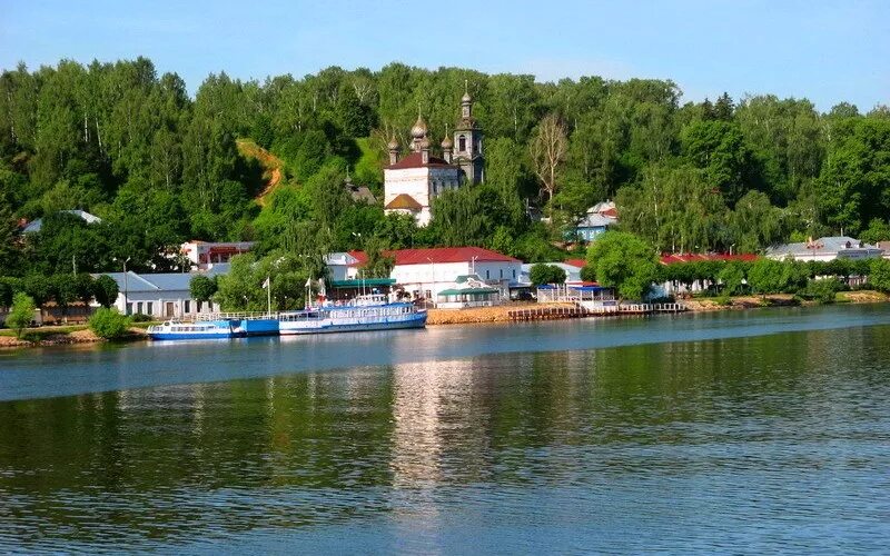 Плес Жемчужина Волги. Река Волга Плес. Плёс город Пристань. Городок Плес на Волге.