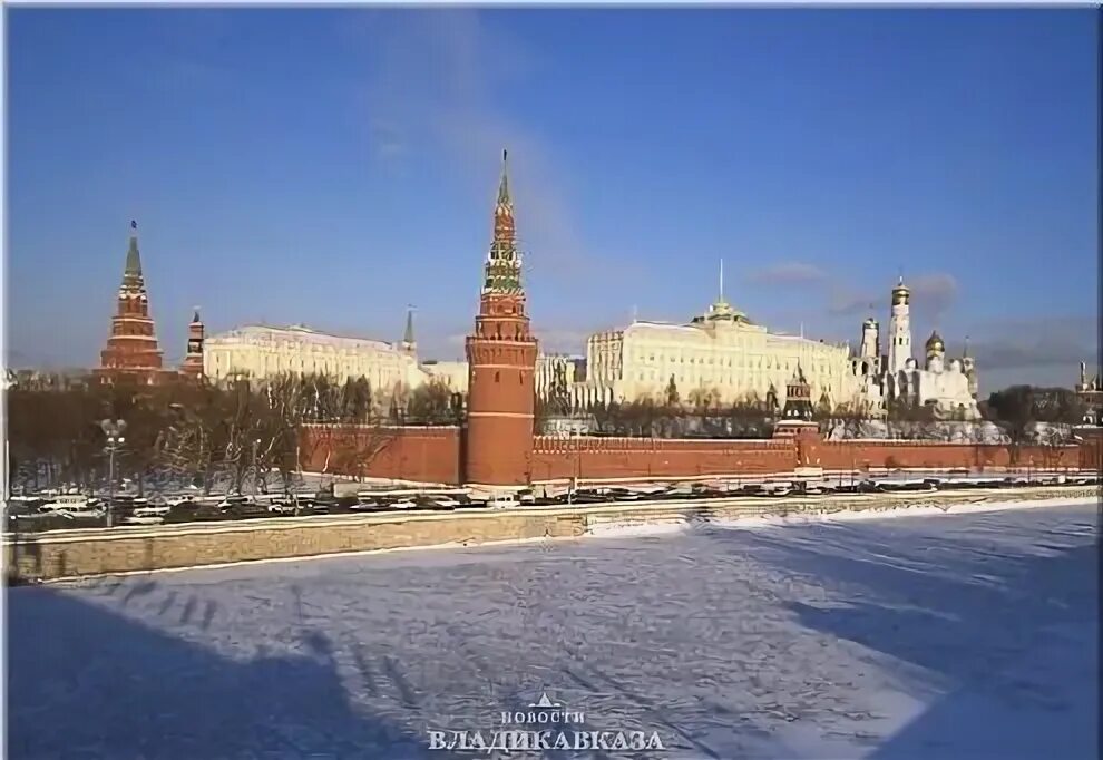 Храм христа спасителя в москве в марте. Зима в москве. Москва февраль 2013. Москва в феврале. Снег в апреле в москве.