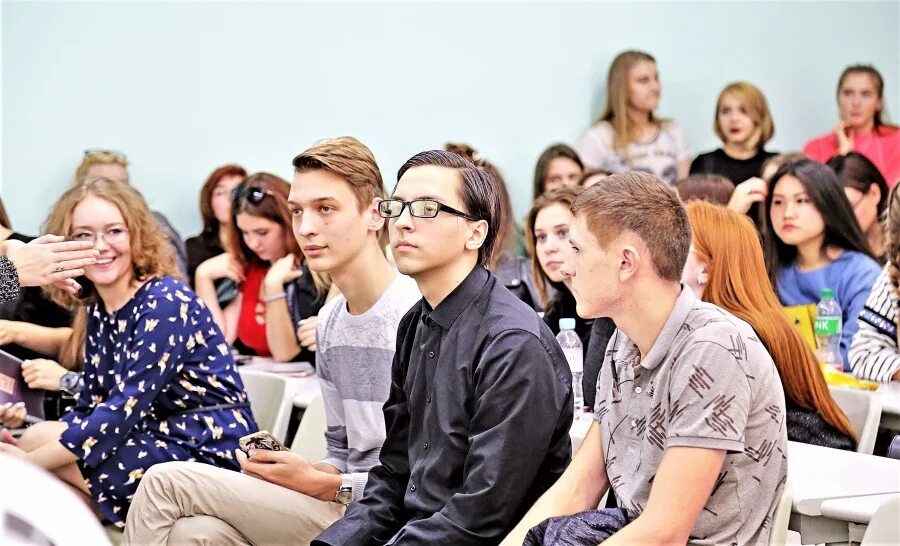 Подростки выступают. Речь студентов. Выступление подростка. Юный оратор. Девушка оратор.