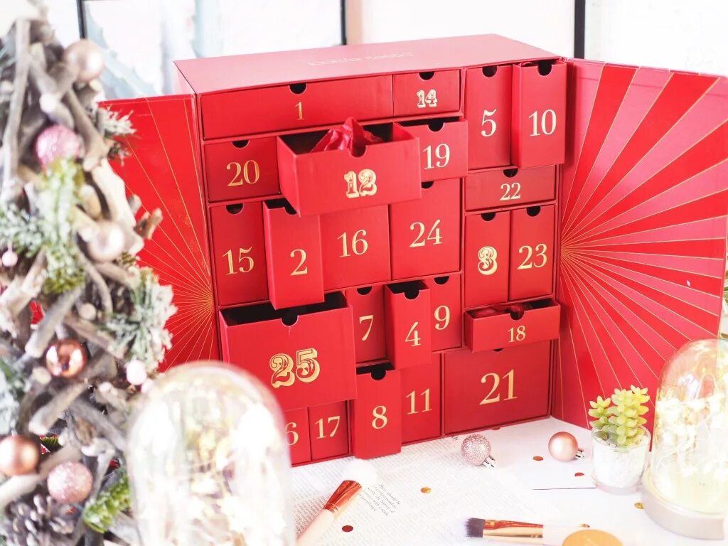 Что можно положить адвент. Рождественский календарь (advent calendar). lookfantastic адвент календарь. календарь новогодний с подарками. подарочная коробка адвент.