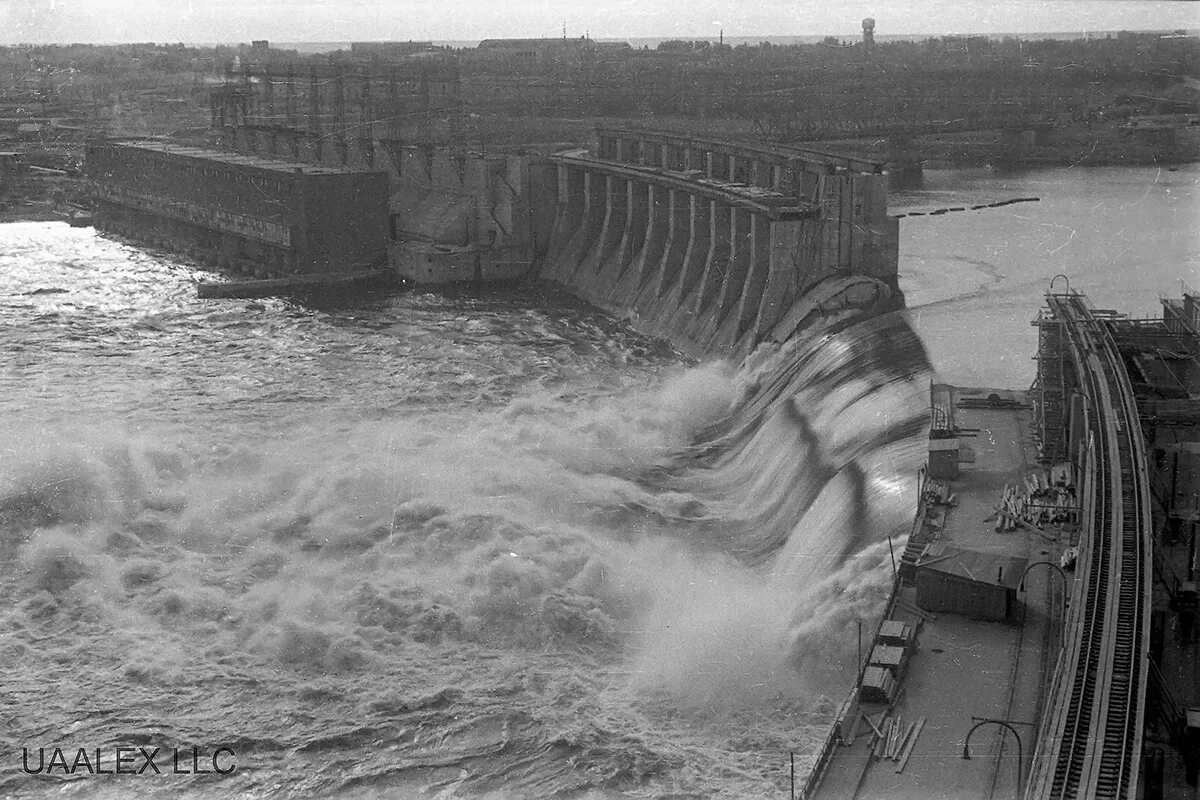 Плотина ДНЕПРОГЭС Запорожье. Плотина ДНЕПРОГЭС 1941. Подрыв плотины ДНЕПРОГЭС В Запорожье. Взорванный ДНЕПРОГЭС В 1941.