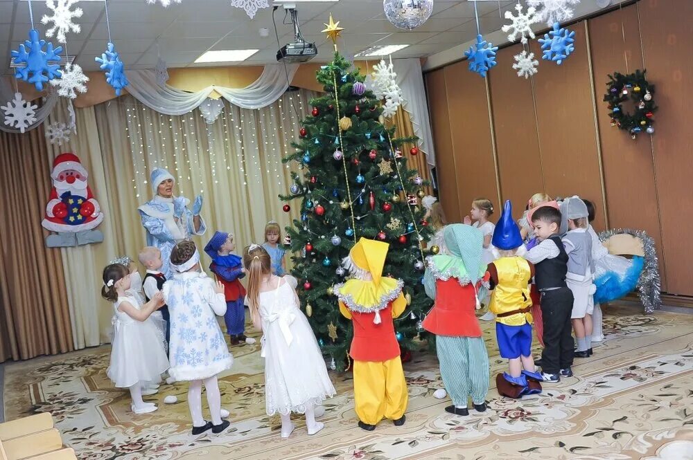 Утренник в садике. Новый год в детском саду. Утренник в садике. Новогодний утренник для детей. Утренник в детском саду новый год.