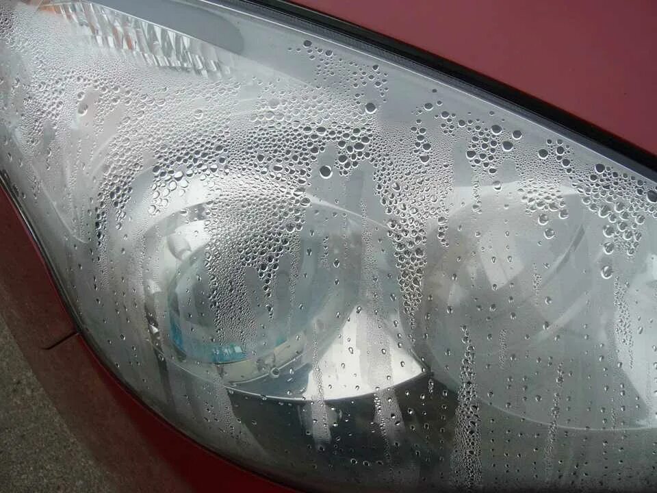 Запотевание фар. Запотевшие фары. Конденсат внутри фары. Потеет фара. Запотевшие фары.