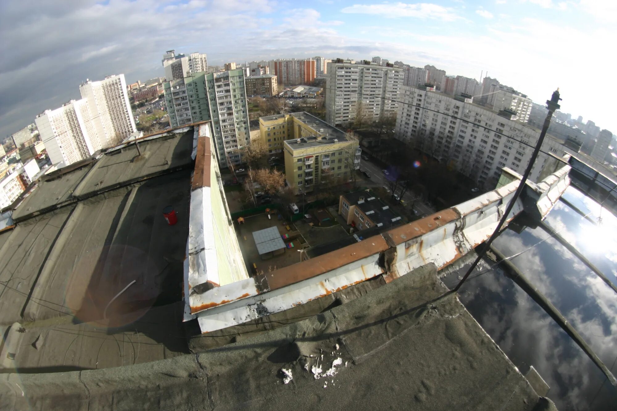 С крыши 2 купить. Вид крыши высотки в Архангельске. Крыши многоэтажек. Крыша многоэтажного дома. Вид с крыши многоэтажки.