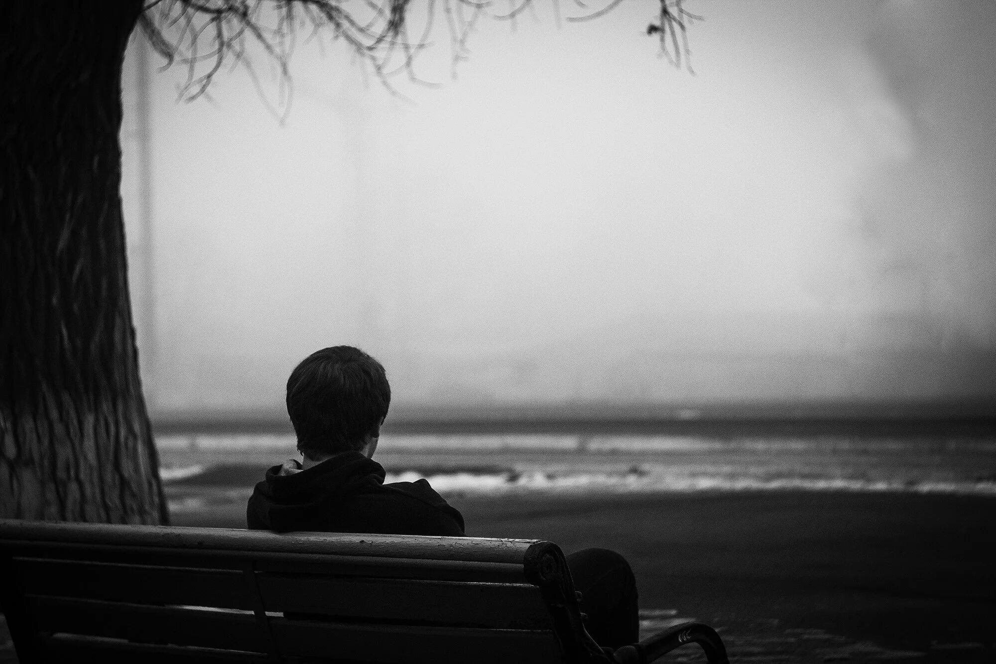 Грустные раздумья. Это одиночество. это грусть. раздумья о жизни. размышление черно белое.